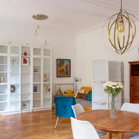 Beautiful Flat With Balcony In The Heart Of - Welkeys Apartment *